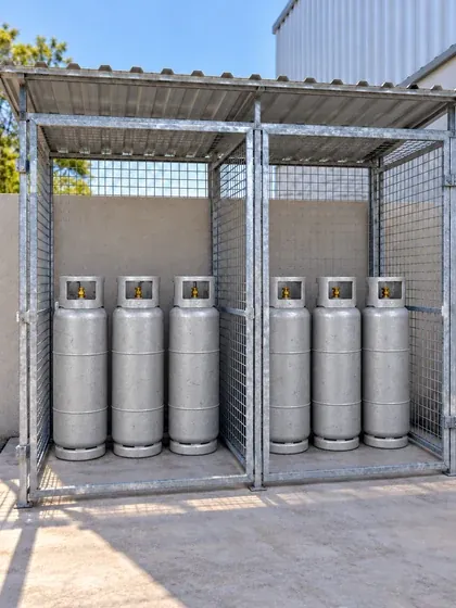 Gaiola de armazenamento externa com cilindros P20 cheios separados dos vazios